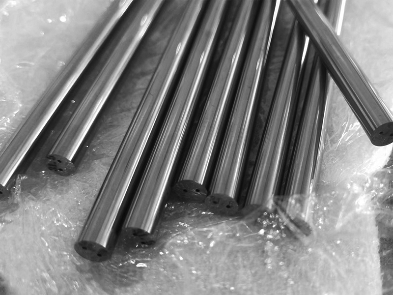 Шлифованные стержни из карбида вольфцена с ДВУМЯ спиральными отверстиями для подачи СОЖ